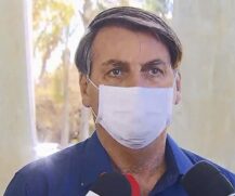Jair Bolsonaro nesta terça-feira em entrevista a jornalistas de televisão, no Palácio da Alvorada