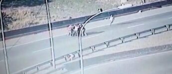 Imagens de uma câmera de segurança mostram um grupo de seis criminosos abordando um motociclista