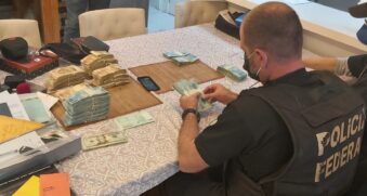 Dinheiro apreendido pela PF; o preju&iacute;zo estimado na concess&atilde;o indevida do aux&iacute;lio &eacute; de R$ 27 milh&otilde;es