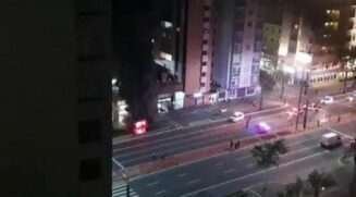 Moradores publicaram vídeos do fogo saindo do duto de ventilação da estação