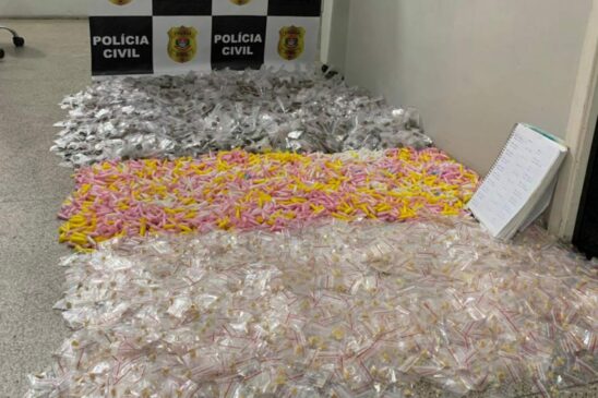 Com os suspeitos foram apreendidos 3.641 pinos de cocaína, 3.578 unidades de maconha e 2.500 pedras de crack