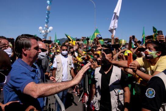 Bolsonaro, diagnosticado com Covid-19, não tem respeitado as recomendações de distanciamento