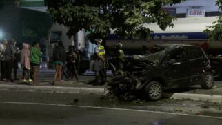 Carro bateu em uma árvore do canteiro central da avenida Marechal Tito