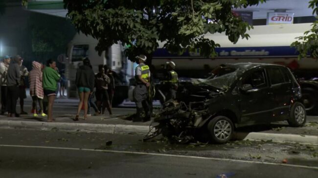 Carro bateu em uma árvore do canteiro central da avenida Marechal Tito