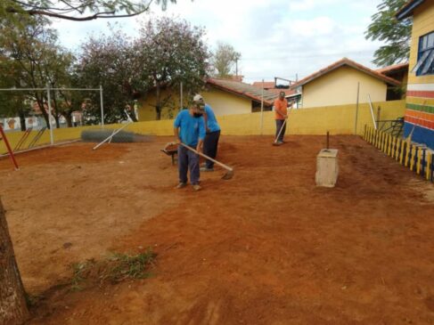 Prefeitura iniciou a colocação de grama para os alunos da unidade
