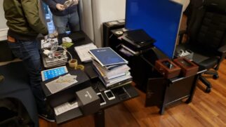Celulares, computadores, HDs, documentos e dinheiro foram apreendidos