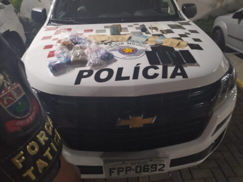 Mais de 500 pinos de cocaína foram apreendidos no Jardim São Camilo; dinheiro também foi apreendido
