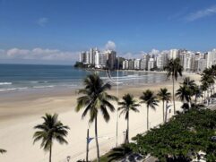 A permanência de pessoas no mar e faixa arenosa, porém, está condicionada apenas à caminhada e prática dos esportes individuais