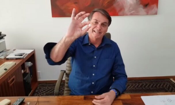 Bolsonaro foi diagnosticado com Covid-19 e postou um vídeo tomando um comprimido de cloroquina