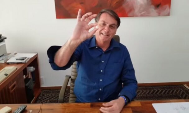 Bolsonaro tomando cloroquina