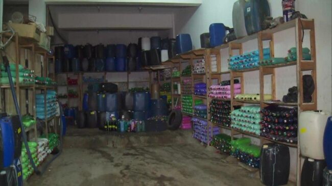 Um dos galpões com produtos de limpeza que usam cloro desviado da Sabesp