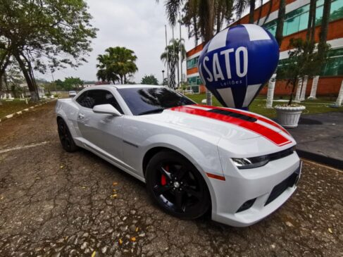 Entre os veículos disponíveis o destaque fica com um Chevrolet Camaro 2 SS, ano 2013, modelo 2014