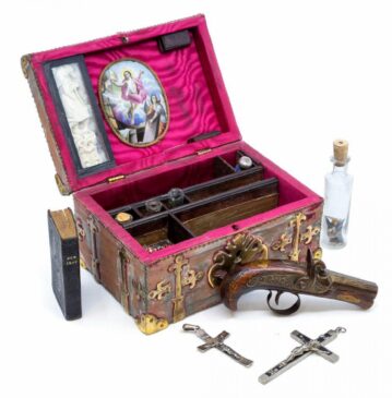 O kit de matar vampiros possui vários itens tidos como capazes de eliminar as lendárias criaturas, como crucifixos e uma Bíblia