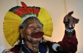 Cacique Raoni Metuktire, 89 anos, líder da etnia Kayapó, e é conhecido pela defesa dos direitos dos povos indígenas