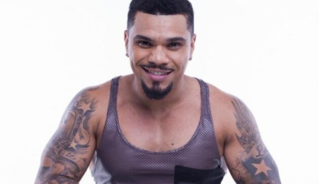 Apesar de não possuir qualquer ligação com a cidade de Diadema, o cantor Naldo Benny aceitou o convite para compor o hino do Água Santa