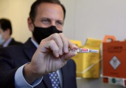 Governador João Doria (PSDB) com amostra da vacina desenvolvida pelo laboratório Sinovac