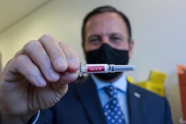 Jo&atilde;o Doria mostra uma dose da CoronaVac, em foto de arquivo