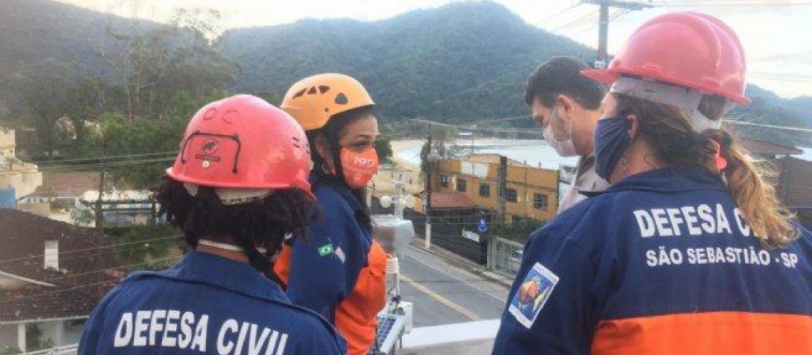 Equipe da Defesa Civil de São Sebastião, no litoral de São Paulo