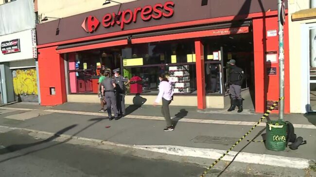 De acordo com testemunhas, o detido entrou no estabelecimento e se trancou com uma das funcionárias