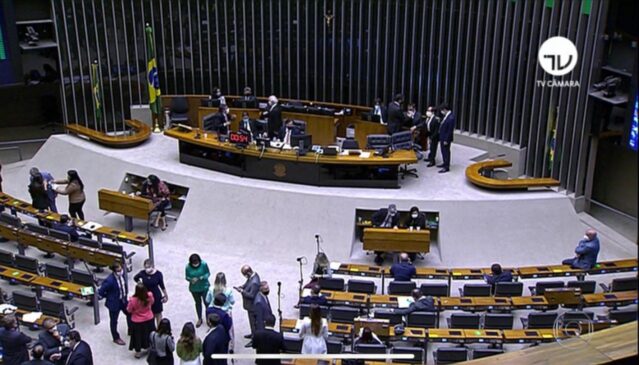 A Câmara dos Deputados aprovou o texto-base do novo Fundeb na noite desta terça-feira (21)