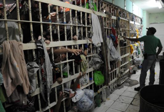 A Defensoria alega que as celas não possuem ventilação ou luminosidade, elevando o risco de propagação da Covid-19