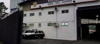 Durante vistoria, foram encontrados dentro do carro 125 tijolos de cocaína