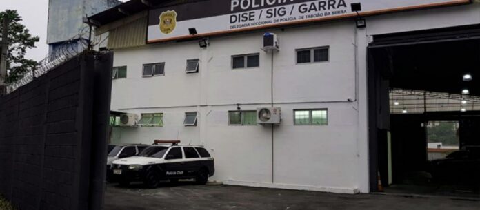Durante vistoria, foram encontrados dentro do carro 125 tijolos de cocaína