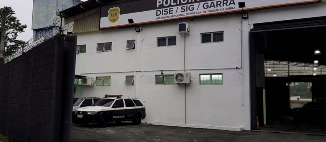 Durante vistoria, foram encontrados dentro do carro 125 tijolos de cocaína