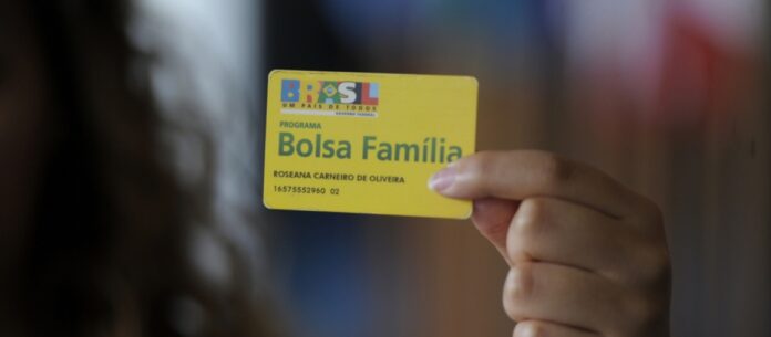 Nesta quinta (2), o presidente Lula (PT) assinou uma Medida Provisória (MP) para reformular o programa - intitulado "Auxílio Brasil" no governo Jair Bolsonaro (PL).