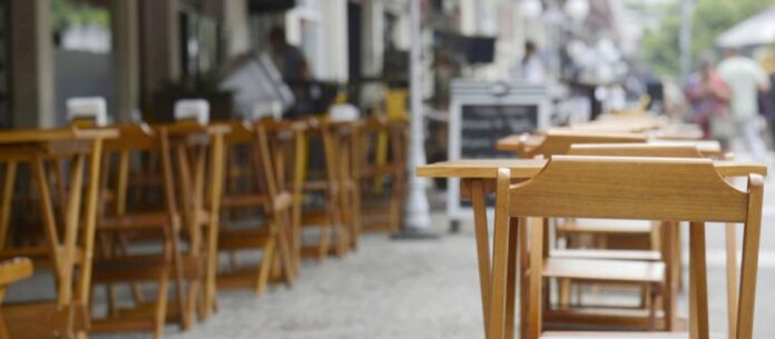 A Abrasel-SP, associação que reúne bares e restaurantes, prevê o fechamento de parte dos estabelecimentos para evitar o movimento dos foliões dos blocos de rua