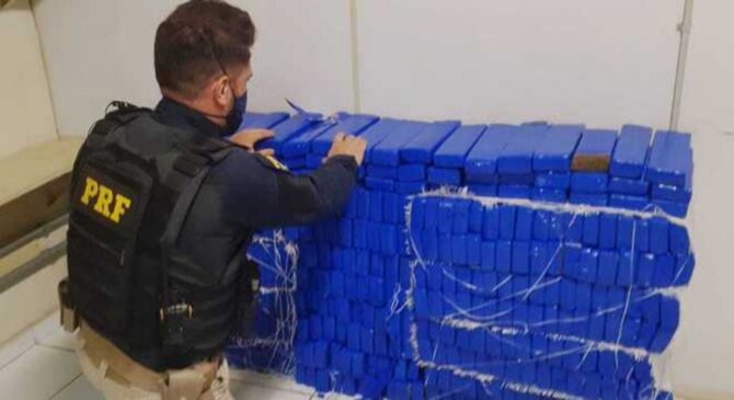 Droga foi encontrada no porta-malas do carro