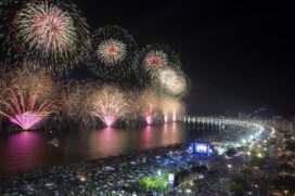 Queima de fogos em Copacabana na chegada de 2020; prefeitura estuda como será virada este ano