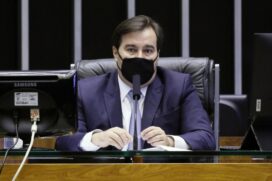 O presidente da Casa, Rodrigo Maia defendia a eleição no dia 2 de fevereiro e sem a obrigatoriedade de ser totalmente presencial