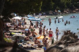 Após flexibilização da quarentena no continente europeu, turistas aproveitam praia nas Ilhas Baleares Maiorca, na Espanha
