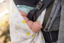 Cada criança deverá ter o limite de permanência no veículo de 1h durante trajeto casa/creche e será obrigatório o uso de bebê conforto