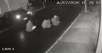 Moradores e pessoas que passavam pela rua no momento dos crimes foram feitos reféns; caso ainda é investigado pela polícia