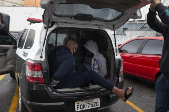 Ao menos 16 pessoas foram presas e cerca de 47 kg de drogas apreendidas na manhã desta quinta