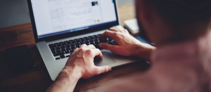Para se inscrever, os interessados devem realizar um cadastro e selecionar o curso desejado no site