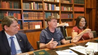 Durante uma live, Bolsonaro disse que est&aacute; com 'mofo no pulm&atilde;o' e relatou ter sentido fraqueza