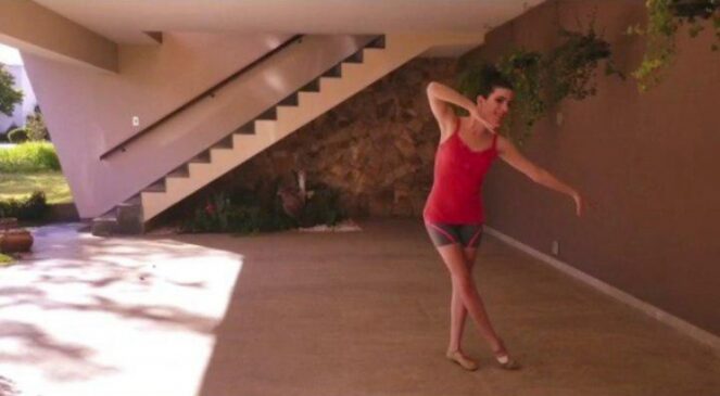 Aluna de ginástica rítimca de Porto Feliz gravando o vídeo