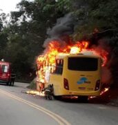 Ônibus fica em chamas quando transportava passageiros