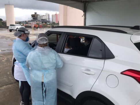Como é adotado o sistema drive-thru, apenas carros serão autorizados a entrar