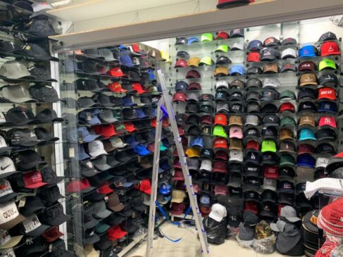 Entre os produtos apreendidos estão bonés, camisetas, tênis, brinquedos e bolsas