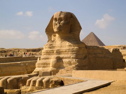 GIZÉ, EGITO. Em meio ao deserto, as pirâmides são um dos maiores atrativos do mundo. Milênios de história - e a lendária Esfinge - estão ao alcance das mãos. A capital, Cairo, tem entre seus pontos de visitação o Museu Egípcio, com peças que contam a hist