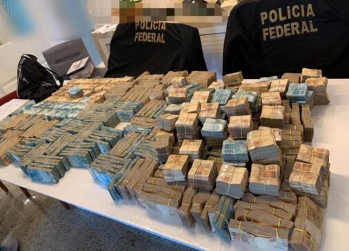Dinheiro apreendido na casa de suspeito na Operação Postal Off