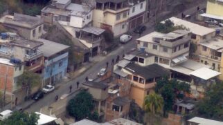 Policiais no Complexo do Lins, na zona norte do Rio, no fim de julho