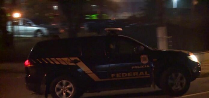 De acordo com a PF, as duas compras somam R$ 11,1 milhões e foram realizadas com recursos federais destinados ao combate do coronavírus