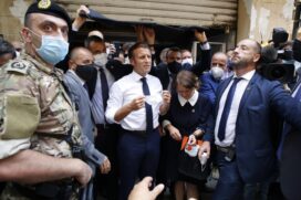 O presidente da França, Emmanuel Macron em Beirute; Macron foi o primeiro chefe de Estado a visitar o Líbano, após explosão