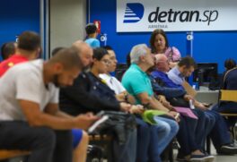 Movimenta&ccedil;&atilde;o de pessoas em unidade de atendimento do Detran-SP