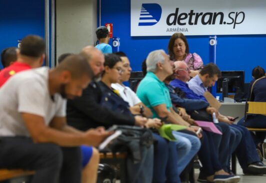 Movimenta&ccedil;&atilde;o de pessoas em unidade de atendimento do Detran-SP